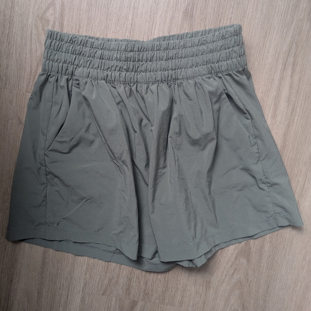 Vuori Villa Short - Sage Green